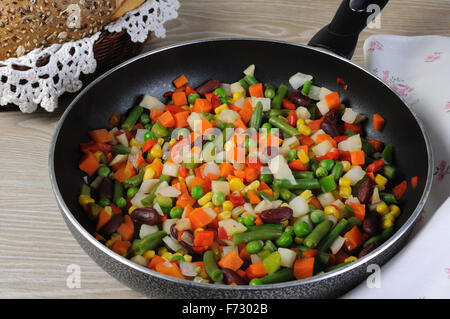 Ragoût ragoût de légumes dans une poêle closeup Banque D'Images