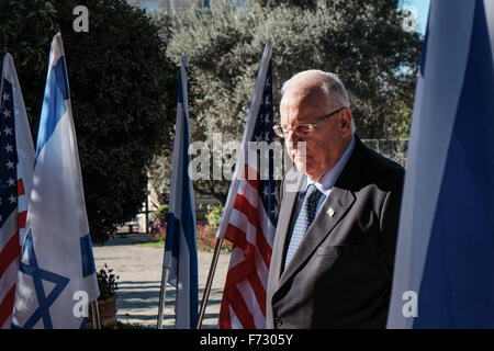 En Cisjordanie, Israël. 24 Nov, 2015. Président de l'état d'Israël, Reuven Rivlin, attend l'arrivée du secrétaire d'Etat américain Kerry à la résidence du Président. Kerry secrétaire a fait une série de pourparlers au Moyen-Orient rencontre avec les dirigeants israéliens et palestiniens pour discuter des mesures pour réduire l'actuelle vague de violence balayer Israël et la Cisjordanie. Credit : Alon Nir/Alamy Live News Banque D'Images