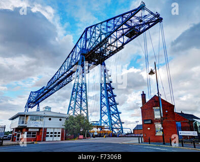 Teesside Transporter Bridge : une grue dominante-comme la structure transporte les voitures et les passagers par un système de suspension par câble Banque D'Images