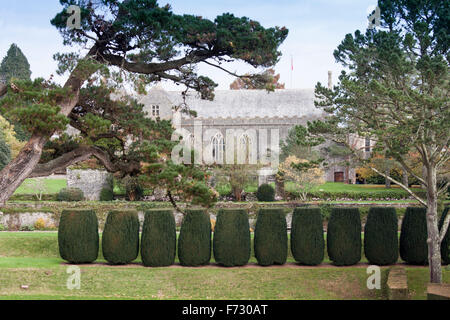 Cour d'inclinaison et Great Hall dans les jardins du sud du Devon Dartington Totnes Angleterre UK Banque D'Images