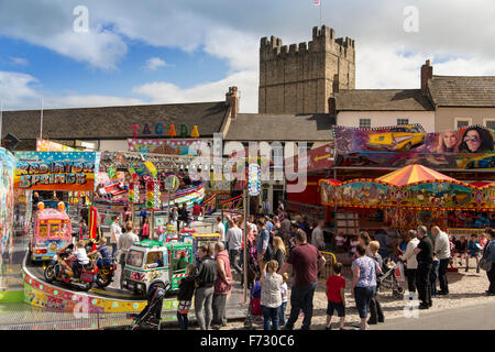 Les enfants occupés de manèges à la foire de Pentecôte Richmond North Yorkshire Angleterre UK Banque D'Images