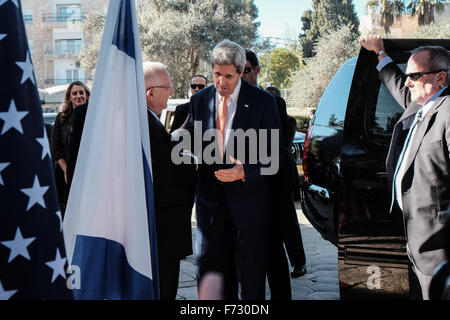 En Cisjordanie, Israël. 24 Nov, 2015. Président de l'état d'Israël, Reuven Rivlin, se félicite de la secrétaire d'État des États-Unis, John Kerry, à la résidence du Président. Kerry secrétaire a fait une série de pourparlers au Moyen-Orient rencontre avec les dirigeants israéliens et palestiniens pour discuter des mesures pour réduire l'actuelle vague de violence balayer Israël et la Cisjordanie. Credit : Alon Nir/Alamy Live News Banque D'Images