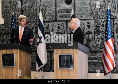 En Cisjordanie, Israël. 24 Nov, 2015. Président de l'état d'Israël, Reuven Rivlin, et secrétaire d'État américain, John Kerry, faire des déclarations à la presse à la résidence du Président. Kerry secrétaire a fait une série de pourparlers au Moyen-Orient rencontre avec les dirigeants israéliens et palestiniens pour discuter des mesures pour réduire l'actuelle vague de violence balayer Israël et la Cisjordanie. Credit : Alon Nir/Alamy Live News Banque D'Images