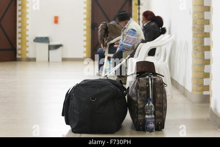 Leipzig, Allemagne. 24 Nov, 2015. Les demandeurs d'asile attendent d'être transportés à l'aéroport du centre de la garde à vue dans le centre de Leipzig, Allemagne, 24 novembre 2015. PHOTO : SEBASTIAN WILLNOW/DPA/Alamy Live News Banque D'Images