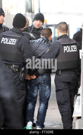 Markranstädt, Allemagne. 24 Nov, 2015. Accompagner la police un demandeur d'asile qui a commis un crime dans les menottes, à l'aéroport de Leipzig-Halle, à Markranstädt, Allemagne, 24 novembre 2015. PHOTO : SEBASTIAN WILLNOW/DPA/Alamy Live News Banque D'Images