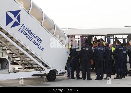 Markranstädt, Allemagne. 24 Nov, 2015. Les agents de police de surveiller l'arrivée de demandeurs d'asile à l'aéroport de Leipzig-Halle, à Markranstädt, Allemagne, 24 novembre 2015. De là, ils sont d'être expulsé sur un vol charter pour Belgrade, Serbie. PHOTO : SEBASTIAN WILLNOW/DPA/Alamy Live News Banque D'Images