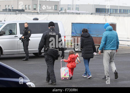 Markranstädt, Allemagne. 24 Nov, 2015. Accompagner la police d'asile déboutés de leur vol à Belgrade, à l'aéroport de Leipzig-Halle, à Markranstädt, Allemagne, 24 novembre 2015. PHOTO : SEBASTIAN WILLNOW/DPA/Alamy Live News Banque D'Images