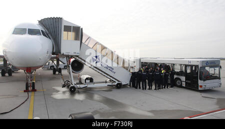 Markranstädt, Allemagne. 24 Nov, 2015. Les agents de police de surveiller l'arrivée de demandeurs d'asile à l'aéroport de Leipzig-Halle, à Markranstädt, Allemagne, 24 novembre 2015. De là, ils sont d'être expulsé sur un vol charter pour Belgrade, Serbie. PHOTO : SEBASTIAN WILLNOW/DPA/Alamy Live News Banque D'Images