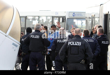 Markranstädt, Allemagne. 24 Nov, 2015. Les agents de police de surveiller l'arrivée de demandeurs d'asile à l'aéroport de Leipzig-Halle, à Markranstädt, Allemagne, 24 novembre 2015. De là, ils sont d'être expulsé sur un vol charter pour Belgrade, Serbie. PHOTO : SEBASTIAN WILLNOW/DPA/Alamy Live News Banque D'Images