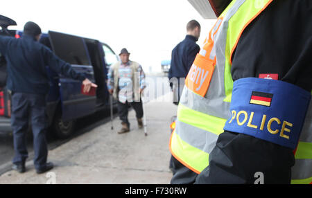 Markranstädt, Allemagne. 24 Nov, 2015. Accompagner la police d'asile déboutés de leur vol à Belgrade, à l'aéroport de Leipzig-Halle, à Markranstädt, Allemagne, 24 novembre 2015. PHOTO : SEBASTIAN WILLNOW/DPA/Alamy Live News Banque D'Images