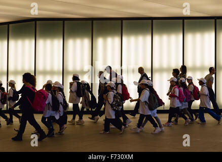 Les élèves de passage inférieur à la gare de Rho de Milan, Italie Banque D'Images