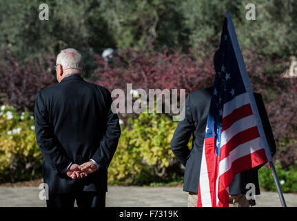 Jérusalem. 24 Nov, 2015. Le Président israélien Reuven Rivlin (L) attend pour visiter le secrétaire d'Etat John Kerry à la résidence du Président à Jérusalem, le 24 novembre, 2015. Kerry est arrivé ici le mardi matin pour payer une visite d'une journée en Israël et la Cisjordanie dans l'espoir de réduire de deux mois la vague de violence. Crédit : Li Rui/Xinhua/Alamy Live News Banque D'Images