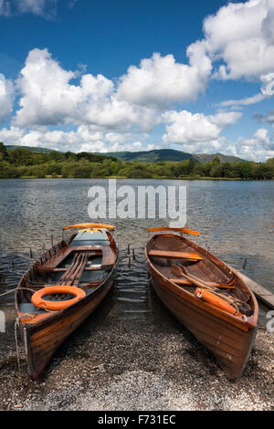 Deux barques amarrés sur Derwent Water, près de l'embarcadère, Keswick Keswick, Lake District, Cumbria, England, UK Banque D'Images