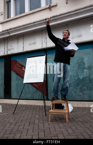 L'homme pour leur annoncer la paix pour l'âme, debout sur un pas dans la rue à Hastings, East Sussex, England, UK Banque D'Images