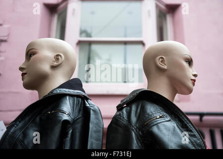 Deux femmes shop mannequins à dans la rue à Brighton, Sussex, England, UK Banque D'Images