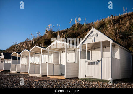 Rangée de cabines de plage peint en blanc sur la plage à Bexhill on Sea, East Sussex, England, UK Banque D'Images