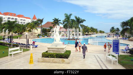 Piscine dans un hôtel à Montego Bay, Jamaïque Banque D'Images