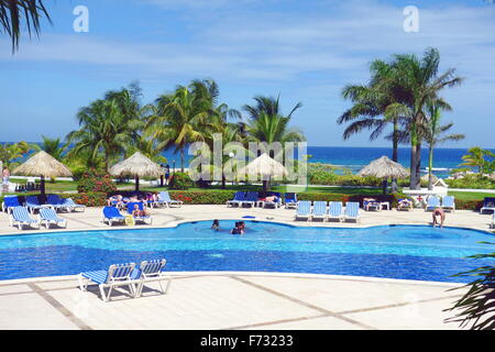 Piscine dans un hôtel à Montego Bay, Jamaïque Banque D'Images