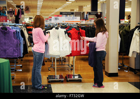 Pré-adolescents shopping dans un magasin du centre commercial Banque D'Images