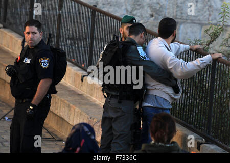 Jérusalem, Jérusalem, territoire palestinien. 24 Nov, 2015. Un garde de la police israélienne vérifie un palestinien en face de la porte de Damas, dans la vieille ville de Jérusalem le 24 novembre 2015. Le secrétaire d'Etat John Kerry, qui doit se réunir mardi avec les dirigeants israéliens et palestiniens à couteaux tirés depuis leurs négociations de paix sous son égide a décroché en avril 2014 © Mahfouz Abu Turk/APA/Images/fil ZUMA Alamy Live News Banque D'Images