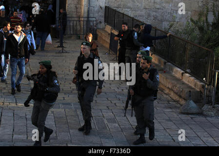 Jérusalem, Jérusalem, territoire palestinien. 24 Nov, 2015. Un garde de la police israélienne vérifie un palestinien en face de la porte de Damas, dans la vieille ville de Jérusalem le 24 novembre 2015. Le secrétaire d'Etat John Kerry, qui doit se réunir mardi avec les dirigeants israéliens et palestiniens à couteaux tirés depuis leurs négociations de paix sous son égide a décroché en avril 2014 © Mahfouz Abu Turk/APA/Images/fil ZUMA Alamy Live News Banque D'Images