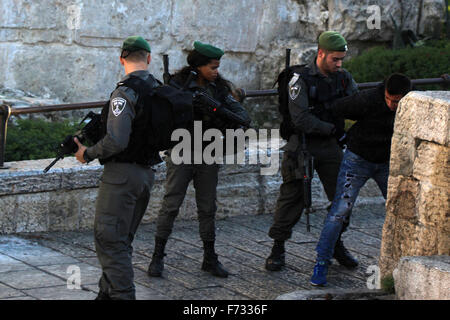 Jérusalem, Jérusalem, territoire palestinien. 24 Nov, 2015. Un garde de la police israélienne vérifie un palestinien en face de la porte de Damas, dans la vieille ville de Jérusalem le 24 novembre 2015. Le secrétaire d'Etat John Kerry, qui doit se réunir mardi avec les dirigeants israéliens et palestiniens à couteaux tirés depuis leurs négociations de paix sous son égide a décroché en avril 2014 © Mahfouz Abu Turk/APA/Images/fil ZUMA Alamy Live News Banque D'Images