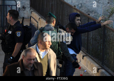 Jérusalem, Jérusalem, territoire palestinien. 24 Nov, 2015. Un garde de la police israélienne vérifie un palestinien en face de la porte de Damas, dans la vieille ville de Jérusalem le 24 novembre 2015. Le secrétaire d'Etat John Kerry, qui doit se réunir mardi avec les dirigeants israéliens et palestiniens à couteaux tirés depuis leurs négociations de paix sous son égide a décroché en avril 2014 © Mahfouz Abu Turk/APA/Images/fil ZUMA Alamy Live News Banque D'Images