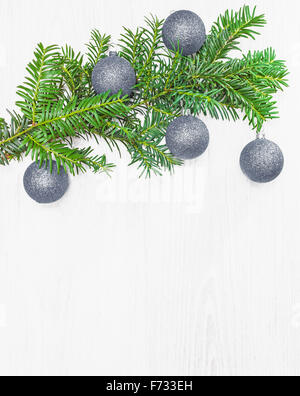 Décorations de Noël sur une planche en bois avec l'exemplaire de l'espace. Banque D'Images
