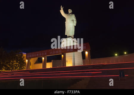 Vue sur la statue de Mao Tse Tung et la place du peuple à Kashgar, dans la région autonome de Xinjiang Uyghur, en Chine. Banque D'Images