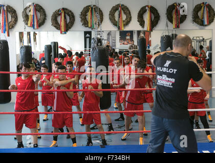 Champion du monde de boxe Arthur Abraham travaille avec les réfugiés mineurs pendant une session de formation au gymnase Max Schmeling à Berlin, Allemagne, 24 novembre 2015. L'événement avec les réfugiés non accompagnés a été organisée par Team Sauerland, fabricant d'articles de sport Adidas, la Confédération allemande de l'Artisanat et parti politique allemand CDU. Photo : SOEREN STACHE/dpa Banque D'Images