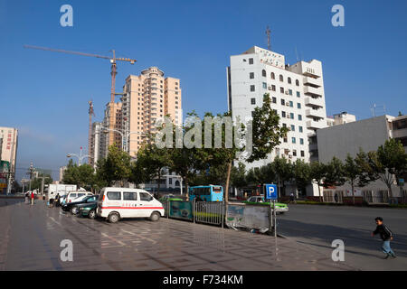 Street dans la nouvelle partie de la ville de Kashgar, dans la Région autonome ouïgoure du Xinjiang, en Chine. Banque D'Images