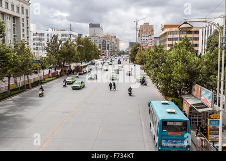 Street dans la nouvelle partie de la ville de Kashgar, dans la Région autonome ouïgoure du Xinjiang, en Chine. Banque D'Images