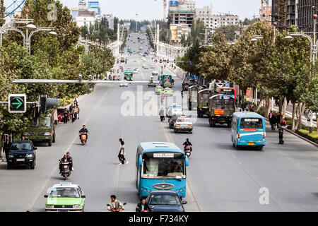 Street dans la nouvelle partie de la ville de Kashgar, dans la Région autonome ouïgoure du Xinjiang, en Chine. Banque D'Images