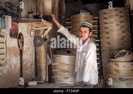 Panier de bambou vapeur fabricant, la vieille ville de Kashgar, dans la Région autonome ouïgoure du Xinjiang, en Chine. Banque D'Images