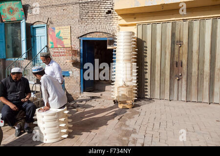 Panier de bambou vapeur fabricant, la vieille ville de Kashgar, dans la Région autonome ouïgoure du Xinjiang, en Chine. Banque D'Images