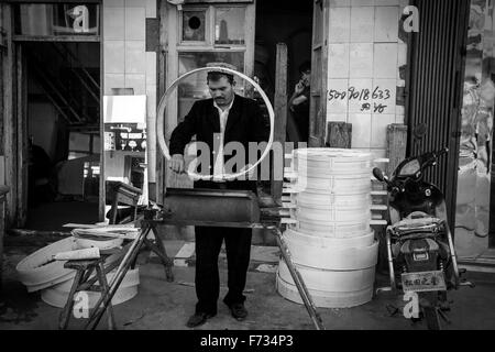 Panier de bambou vapeur fabricant, la vieille ville de Kashgar, dans la Région autonome ouïgoure du Xinjiang, en Chine. Banque D'Images