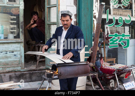 Panier de bambou vapeur fabricant, la vieille ville de Kashgar, dans la Région autonome ouïgoure du Xinjiang, en Chine. Banque D'Images