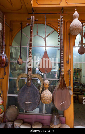 Instrument de musique, boutique de la vieille ville de Kashgar, dans la Région autonome ouïgoure du Xinjiang, en Chine. Banque D'Images