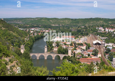 Vue éloignée sur le Pont Valentré et gare de Cahors, Midi-Pyrénées, France, Europe Banque D'Images