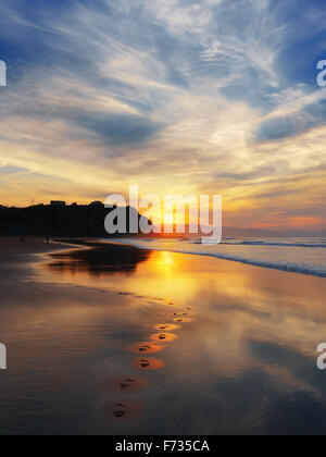 Coucher du soleil à Sopelana beach avec empreintes de pas sur le sable Banque D'Images