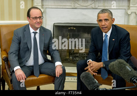 Washington DC, USA. 24 novembre, 2015. Le président des États-Unis Barack Obama accueille le président François Hollande (L) de la France pour une réunion bilatérale dans le bureau ovale de la Maison Blanche à Washington, DC le Mardi, Novembre 24, 2015. Les dirigeants se réunissent pour discuter de la coordination de leurs efforts dans la guerre contre l'ISIL à la suite des attentats à Paris. Credit : Ron Sachs/Piscine via CNP - PAS DE SERVICE DE FIL - Crédit photo : dpa alliance/Alamy Live News Banque D'Images