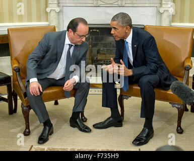 Washington DC, USA. 24 novembre, 2015. Le président des États-Unis Barack Obama accueille le président François Hollande (L) de la France pour une réunion bilatérale dans le bureau ovale de la Maison Blanche à Washington, DC le Mardi, Novembre 24, 2015. Les dirigeants se réunissent pour discuter de la coordination de leurs efforts dans la guerre contre l'ISIL à la suite des attentats à Paris. Credit : Ron Sachs/Piscine via CNP - PAS DE SERVICE DE FIL - Crédit photo : dpa alliance/Alamy Live News Banque D'Images