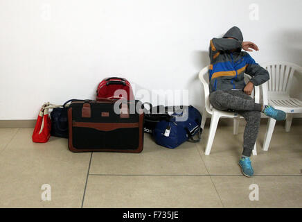 Leipzig, Allemagne. 24 Nov, 2015. Rejet d'un demandeur d'asile qui masque son visage alors qu'il attend d'être déplacé de la garde à vue à Leipzig, Allemagne, 24 novembre 2015, à l'aéroport de Leipzig-Halle à Markranstädt, Allemagne. De là, il doit être expulsé avec d'autres demandeurs d'asile rejetés sur un vol charter pour Belgrade, Serbie. Photo : SEBASTIAN WILLNOW/dpa/Alamy Live News Banque D'Images