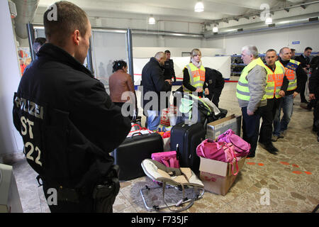 Markranstädt, Allemagne. 24 Nov, 2015. Les agents de police accompagnent les demandeurs d'asile à un terminal de l'aéroport de Leipzig-Halle à Markranstädt, Allemagne, 24 novembre 2015. De là, ils sont d'être expulsé sur un vol charter pour Belgrade, Serbie. Photo : SEBASTIAN WILLNOW/dpa/Alamy Live News Banque D'Images