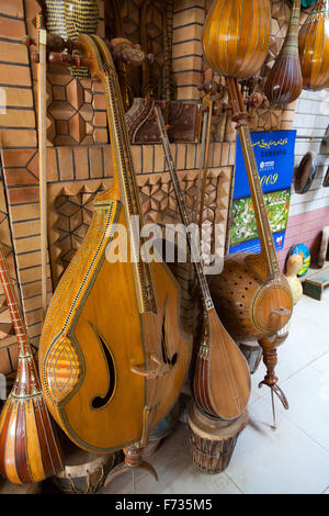 Instrument de musique, boutique de la vieille ville de Kashgar, dans la Région autonome ouïgoure du Xinjiang, en Chine. Banque D'Images