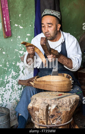 Instrument de musique fait à la main, vieille ville de Kashgar, région autonome de Xinjiang, Chine. Banque D'Images