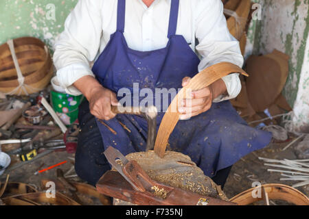 Instrument de musique faite à la main, la vieille ville de Kashgar, dans la Région autonome ouïgoure du Xinjiang, en Chine. Banque D'Images