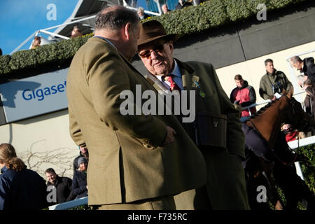 Ascot raceday, 21 novembre 2016. Les propriétaires de chevaux de parade dans l'anneau avant la course. Banque D'Images