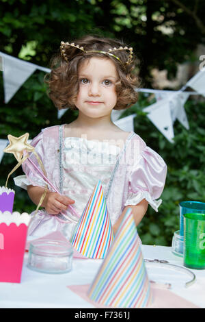 Jeune fille habillé comme une fée lors d'une garden party. Banque D'Images