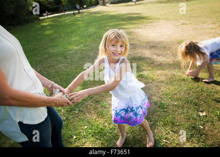 Mère jouant avec ses filles dans un parc. Banque D'Images